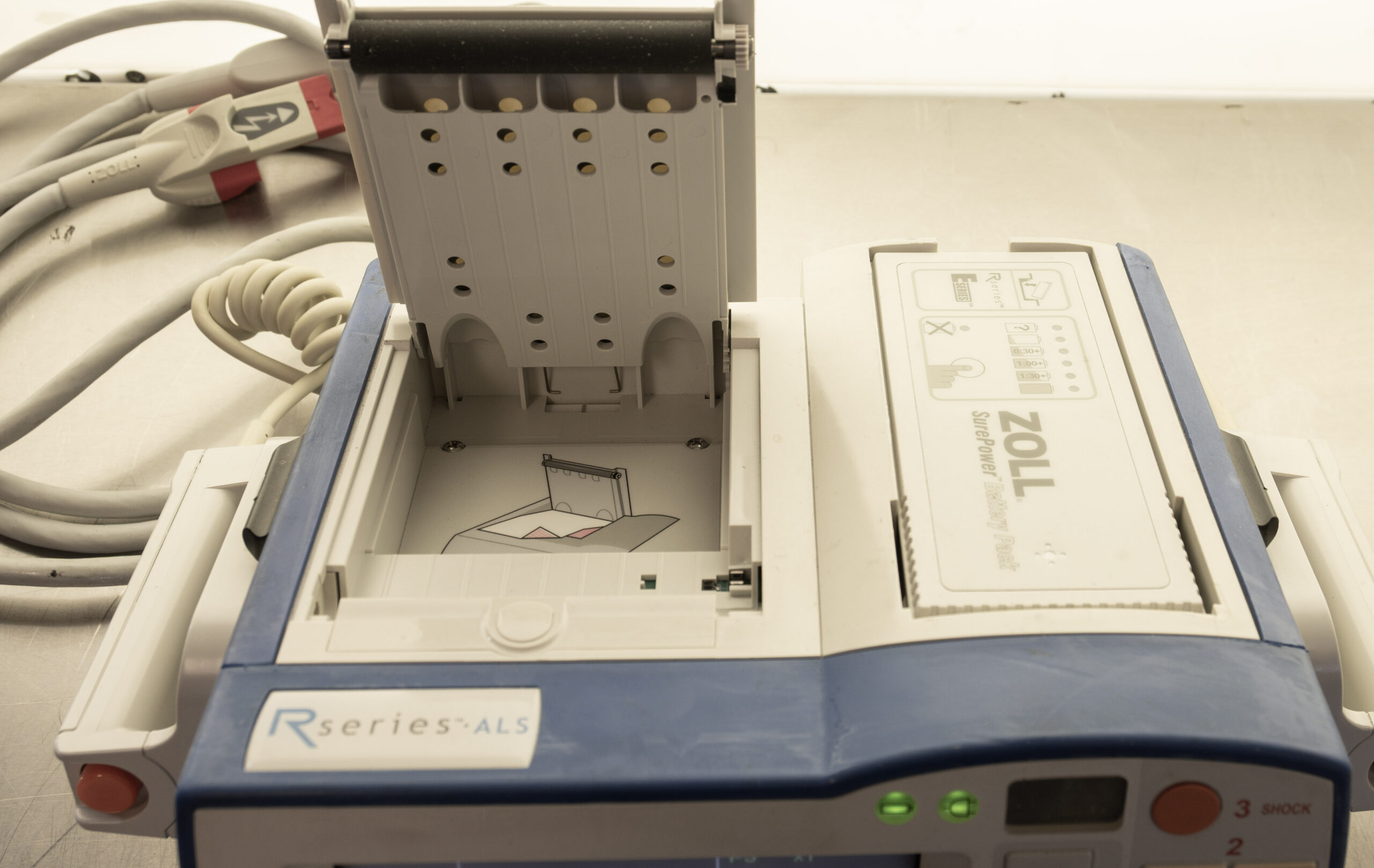 ZOLL R Series ALS Biphasic Defibrillator Patient Monitor - Image 3