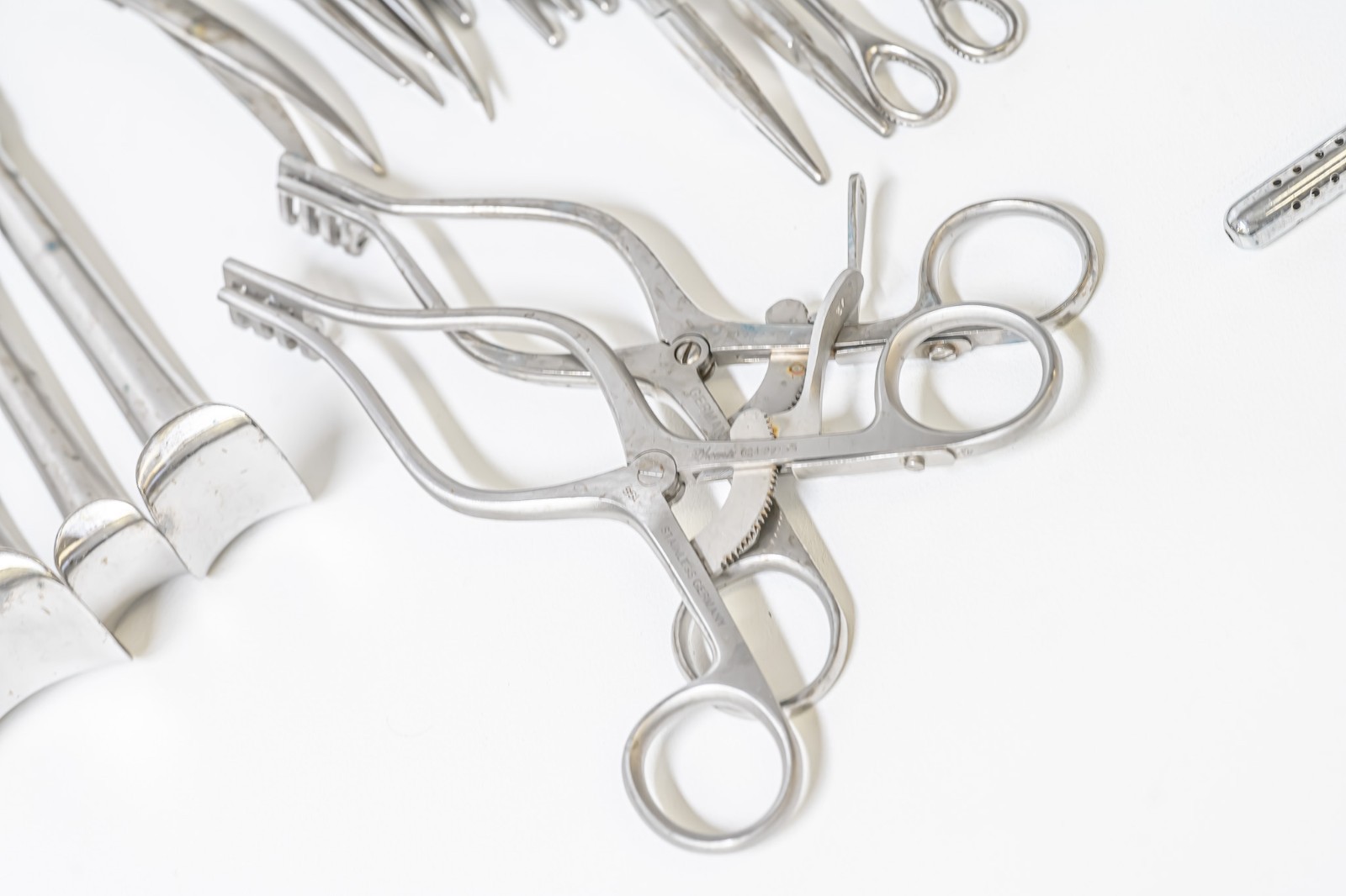 60pc Surgical Instrument Lot Forceps Retractors Clamps w/ Sterilization Case - Image 10