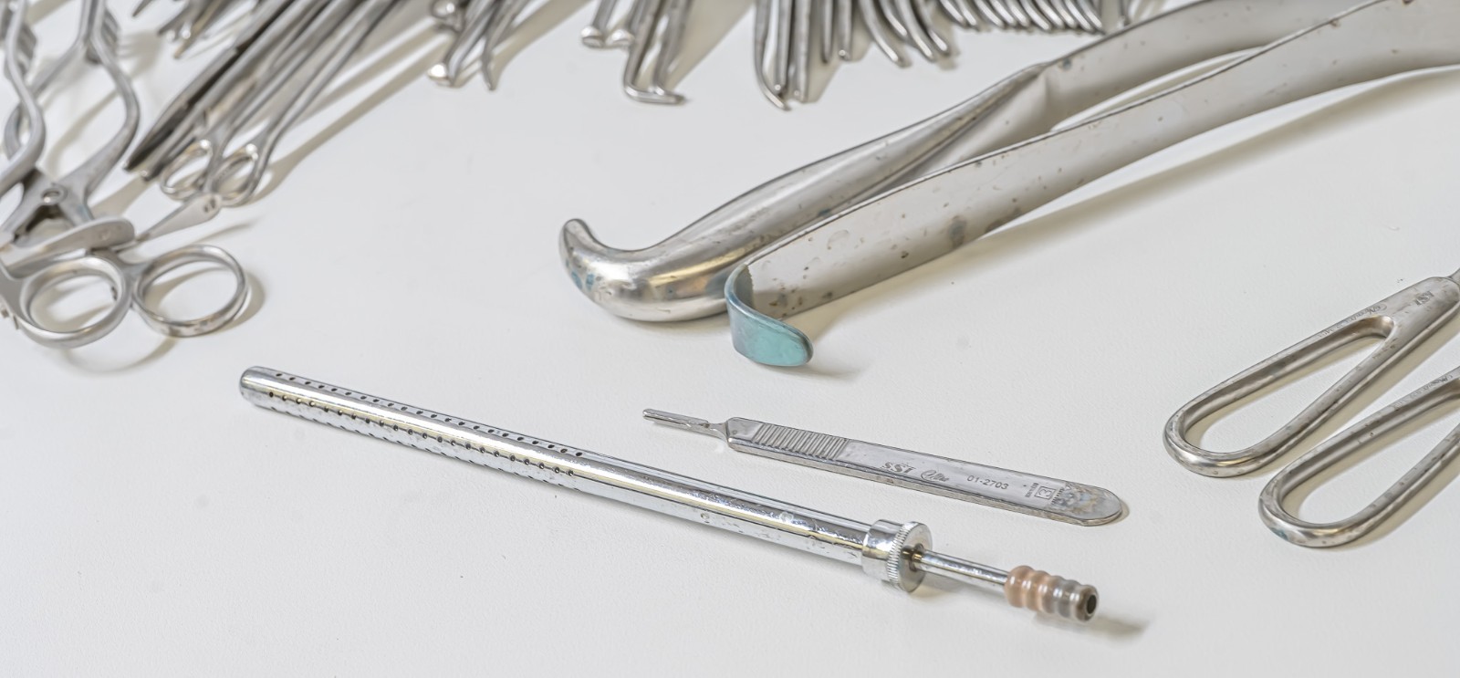 60pc Surgical Instrument Lot Forceps Retractors Clamps w/ Sterilization Case - Image 4