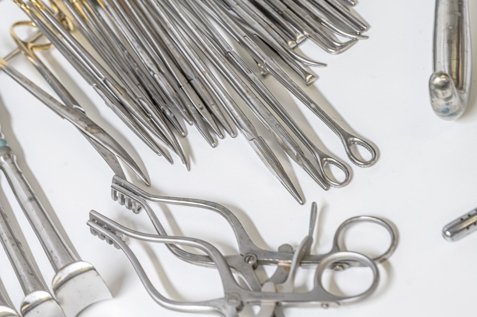 60pc Surgical Instrument Lot Forceps Retractors Clamps w/ Sterilization Case - Image 9